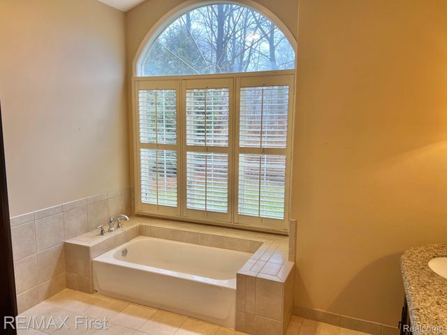 2483 Hickory Glen Drive 3, Bloomfield Hills, MI 48304