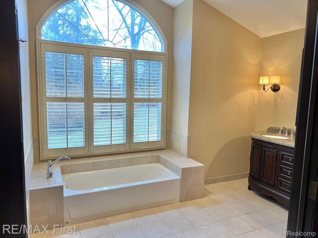 2483 Hickory Glen Drive 3, Bloomfield Hills, MI 48304