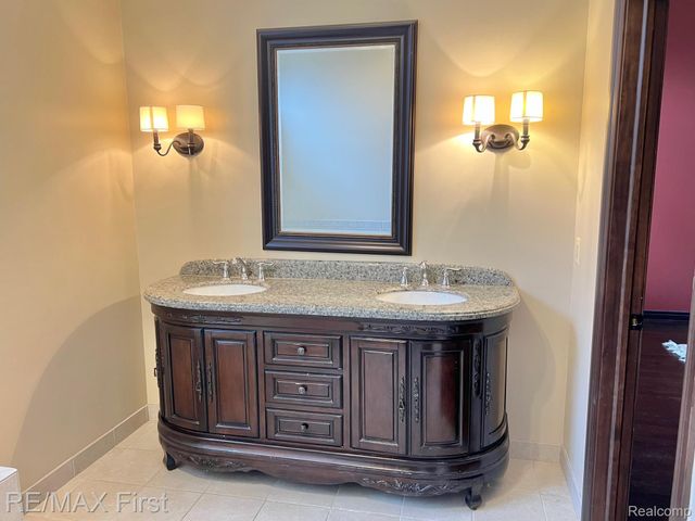 2483 Hickory Glen Drive 3, Bloomfield Hills, MI 48304