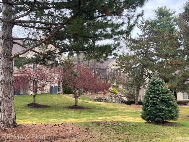 2483 Hickory Glen Drive 3, Bloomfield Hills, MI 48304