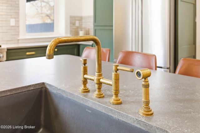 940 S 6th St, Louisville, KY 40203