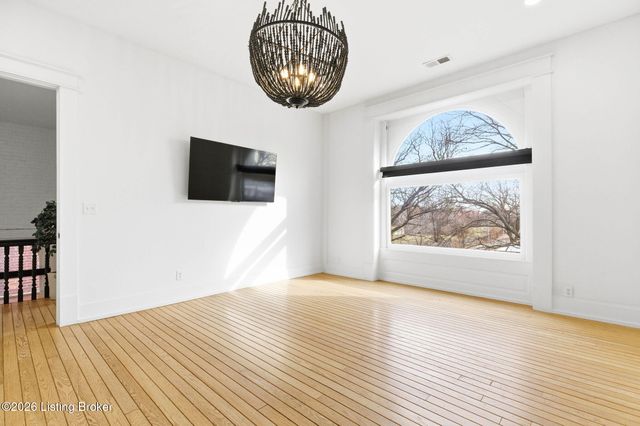 940 S 6th St, Louisville, KY 40203