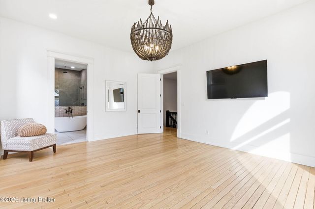 940 S 6th St, Louisville, KY 40203