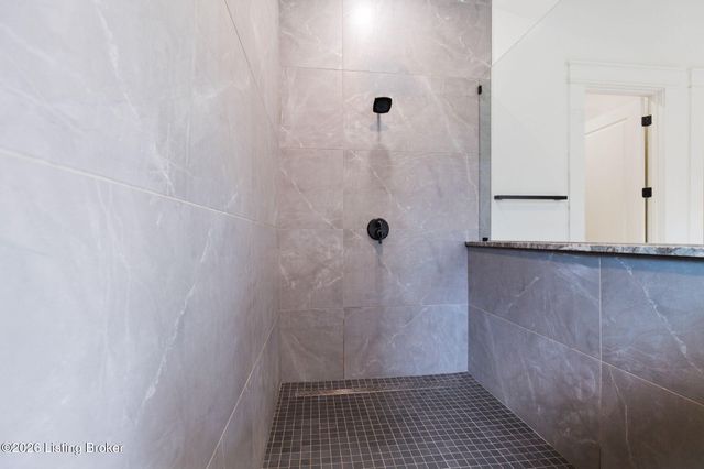 940 S 6th St, Louisville, KY 40203