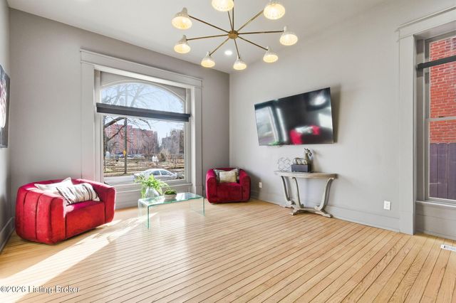 940 S 6th St, Louisville, KY 40203