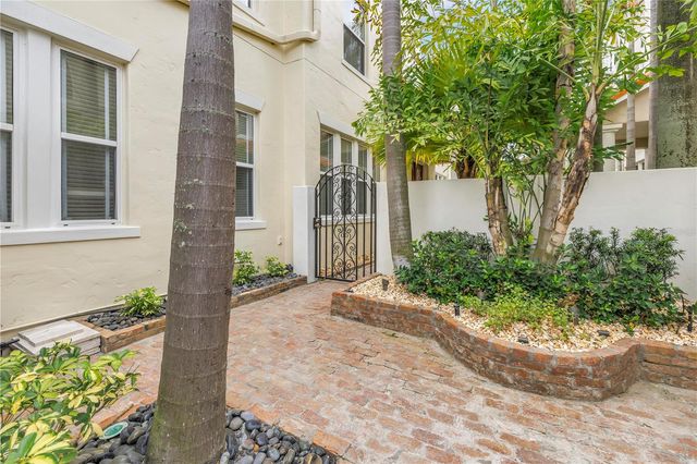 1133 ABBEYS WAY, Tampa, FL 33602