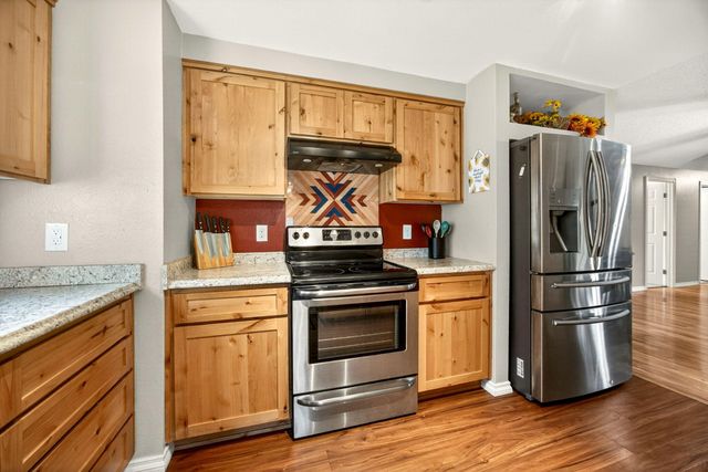 318 S Buchanan Avenue, Eagle Point, OR 97524