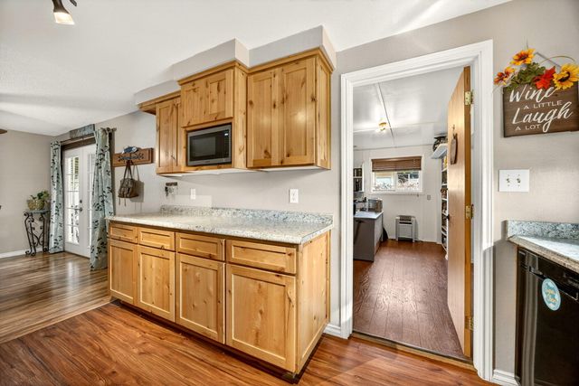 318 S Buchanan Avenue, Eagle Point, OR 97524