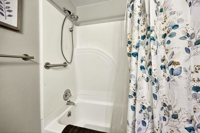 318 S Buchanan Avenue, Eagle Point, OR 97524