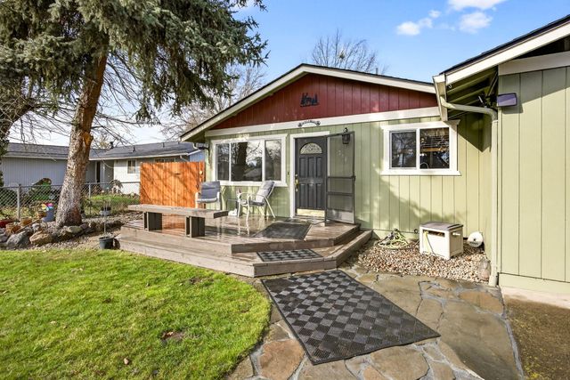 318 S Buchanan Avenue, Eagle Point, OR 97524