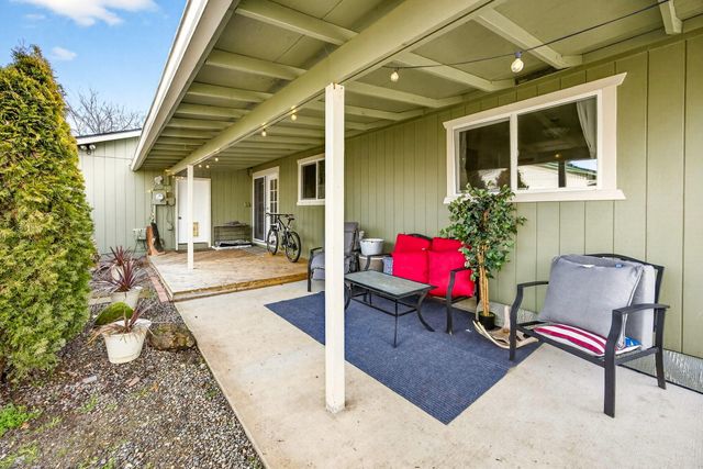 318 S Buchanan Avenue, Eagle Point, OR 97524