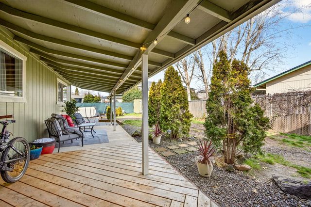 318 S Buchanan Avenue, Eagle Point, OR 97524