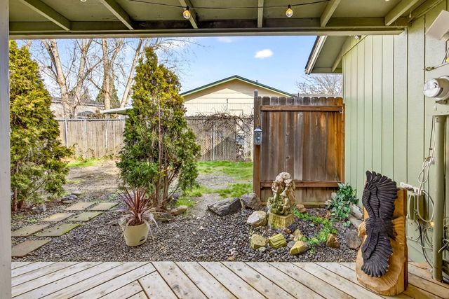 318 S Buchanan Avenue, Eagle Point, OR 97524