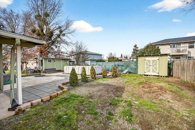 318 S Buchanan Avenue, Eagle Point, OR 97524