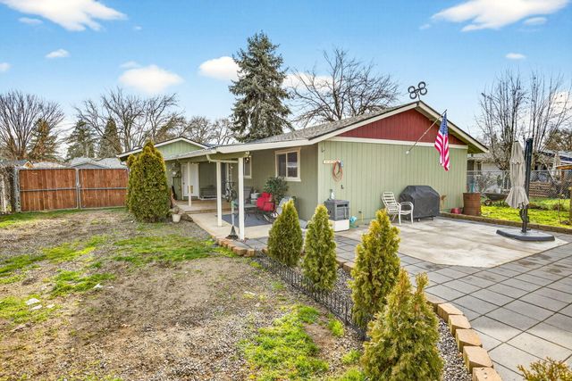 318 S Buchanan Avenue, Eagle Point, OR 97524