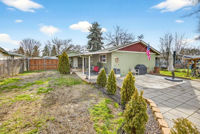 318 S Buchanan Avenue, Eagle Point, OR 97524