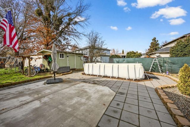 318 S Buchanan Avenue, Eagle Point, OR 97524