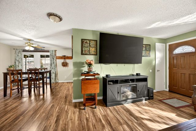 318 S Buchanan Avenue, Eagle Point, OR 97524