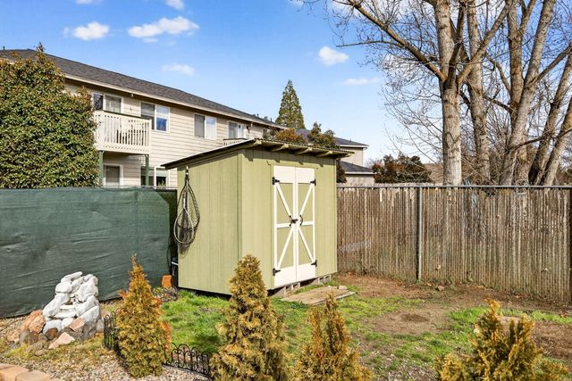 318 S Buchanan Avenue, Eagle Point, OR 97524