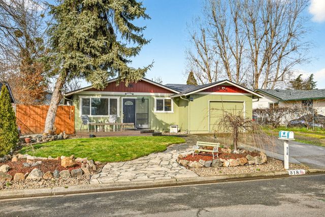 318 S Buchanan Avenue, Eagle Point, OR 97524