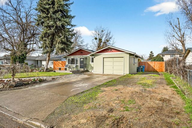 318 S Buchanan Avenue, Eagle Point, OR 97524