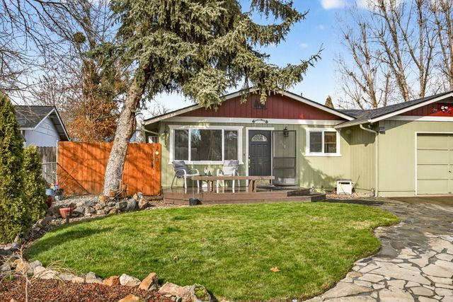 318 S Buchanan Avenue, Eagle Point, OR 97524