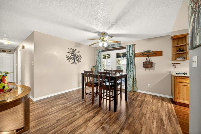 318 S Buchanan Avenue, Eagle Point, OR 97524