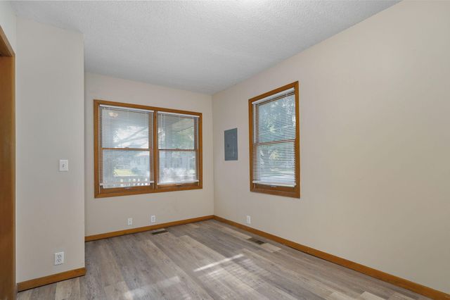 1038 S Stewart Avenue, Springfield, MO 65804