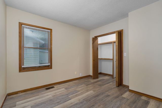 1038 S Stewart Avenue, Springfield, MO 65804