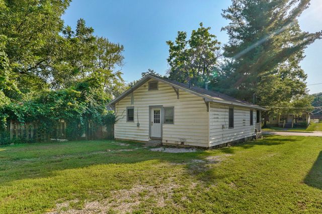 1038 S Stewart Avenue, Springfield, MO 65804