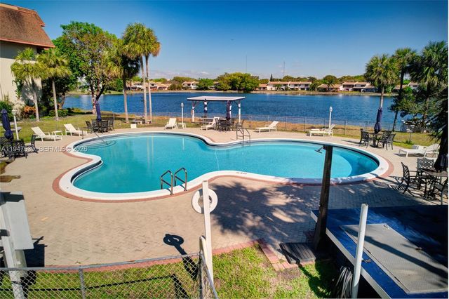 671 NE 195th St 329E, Miami, FL 33179