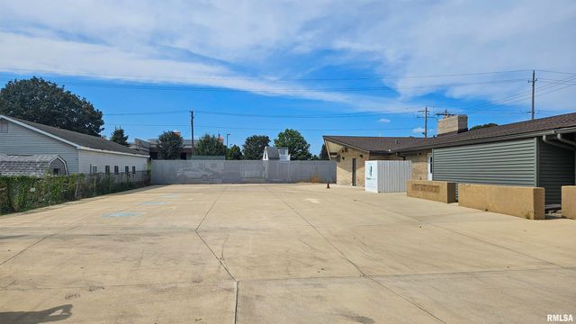 410 E ELM Street, Canton, IL 61520