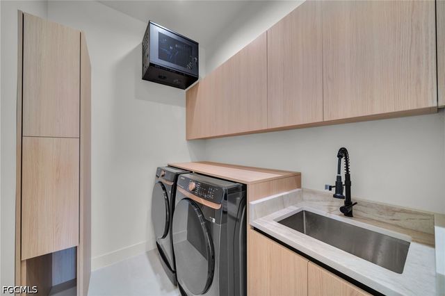 316 SW 13th CT, Cape Coral, FL 33991