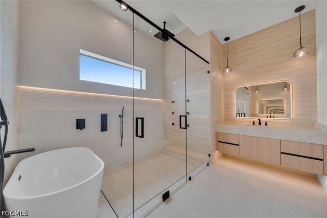 316 SW 13th CT, Cape Coral, FL 33991