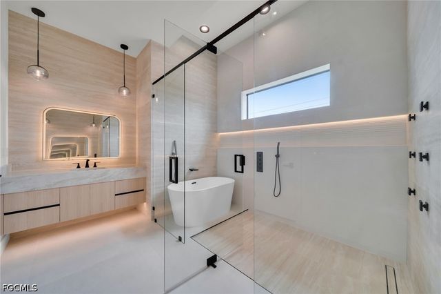 316 SW 13th CT, Cape Coral, FL 33991