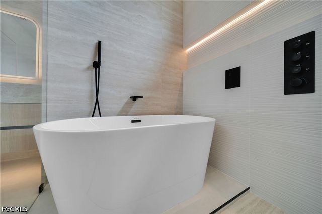 316 SW 13th CT, Cape Coral, FL 33991