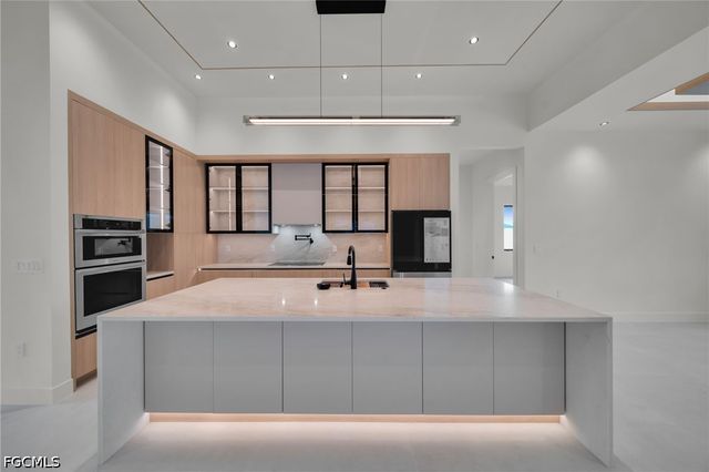 316 SW 13th CT, Cape Coral, FL 33991