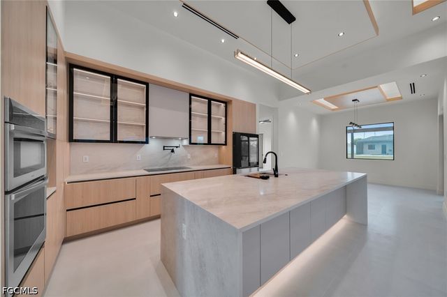 316 SW 13th CT, Cape Coral, FL 33991