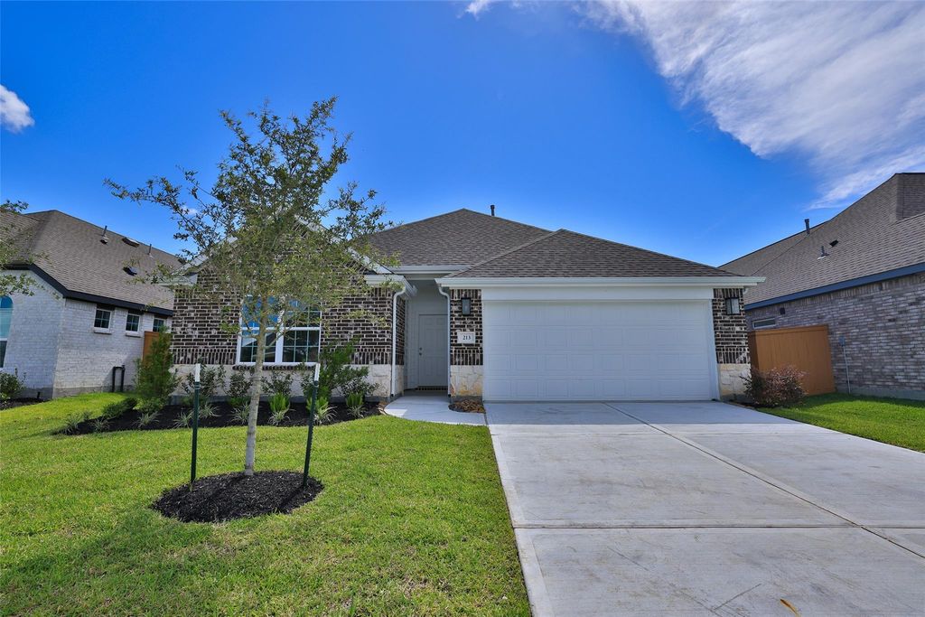 213 Cross Gable Lane, Dayton, TX 77535