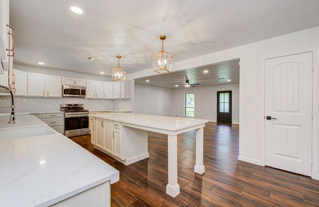 6930 S Oak Bend Drive, Alvin, TX 77511