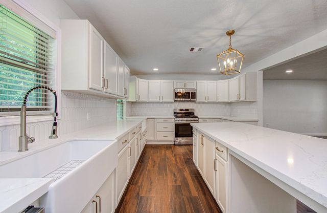 6930 S Oak Bend Drive, Alvin, TX 77511