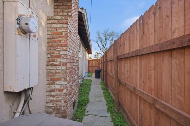 1402 W Orangeburg Ave, Modesto, CA 95350