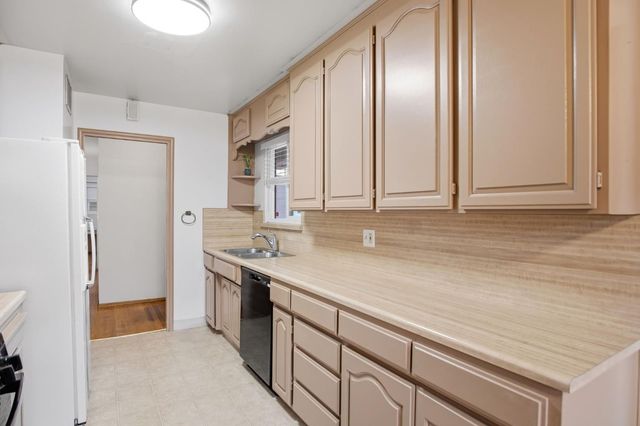 1402 W Orangeburg Ave, Modesto, CA 95350