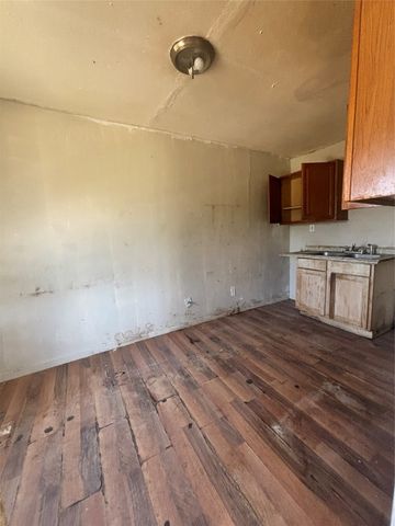 1201 E Davis Avenue, Fort Worth, TX 76104