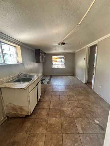 1201 E Davis Avenue, Fort Worth, TX 76104