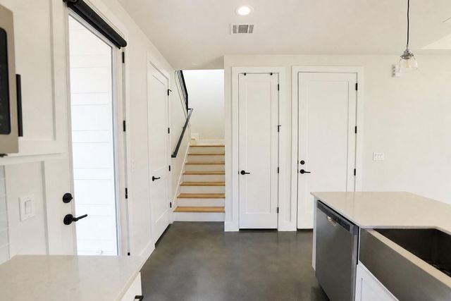 1123 Omega Ave 1, Austin, TX 78721