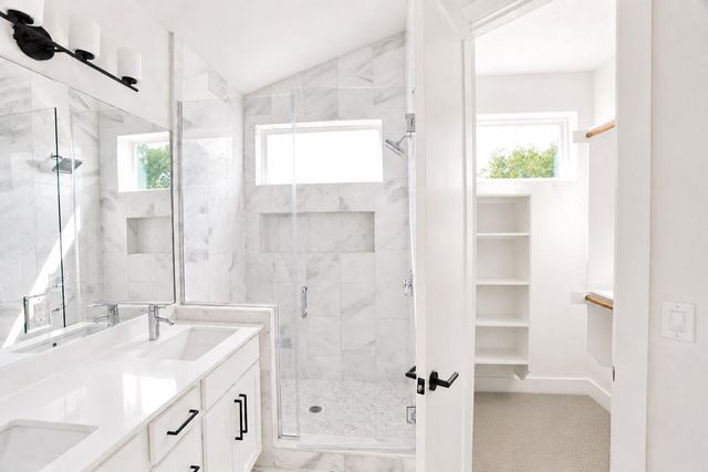 1123 Omega Ave 1, Austin, TX 78721