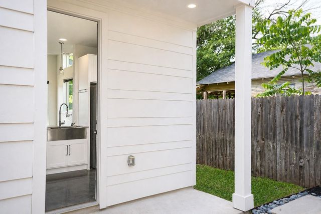 1123 Omega Ave 1, Austin, TX 78721