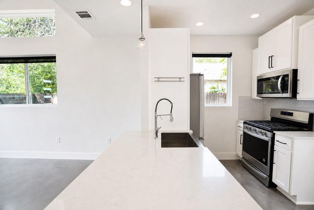 1123 Omega Ave 1, Austin, TX 78721
