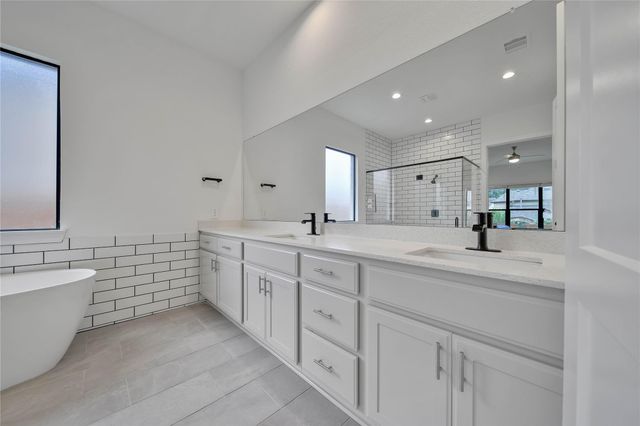115 Oak Estates Drive, Conroe, TX 77384